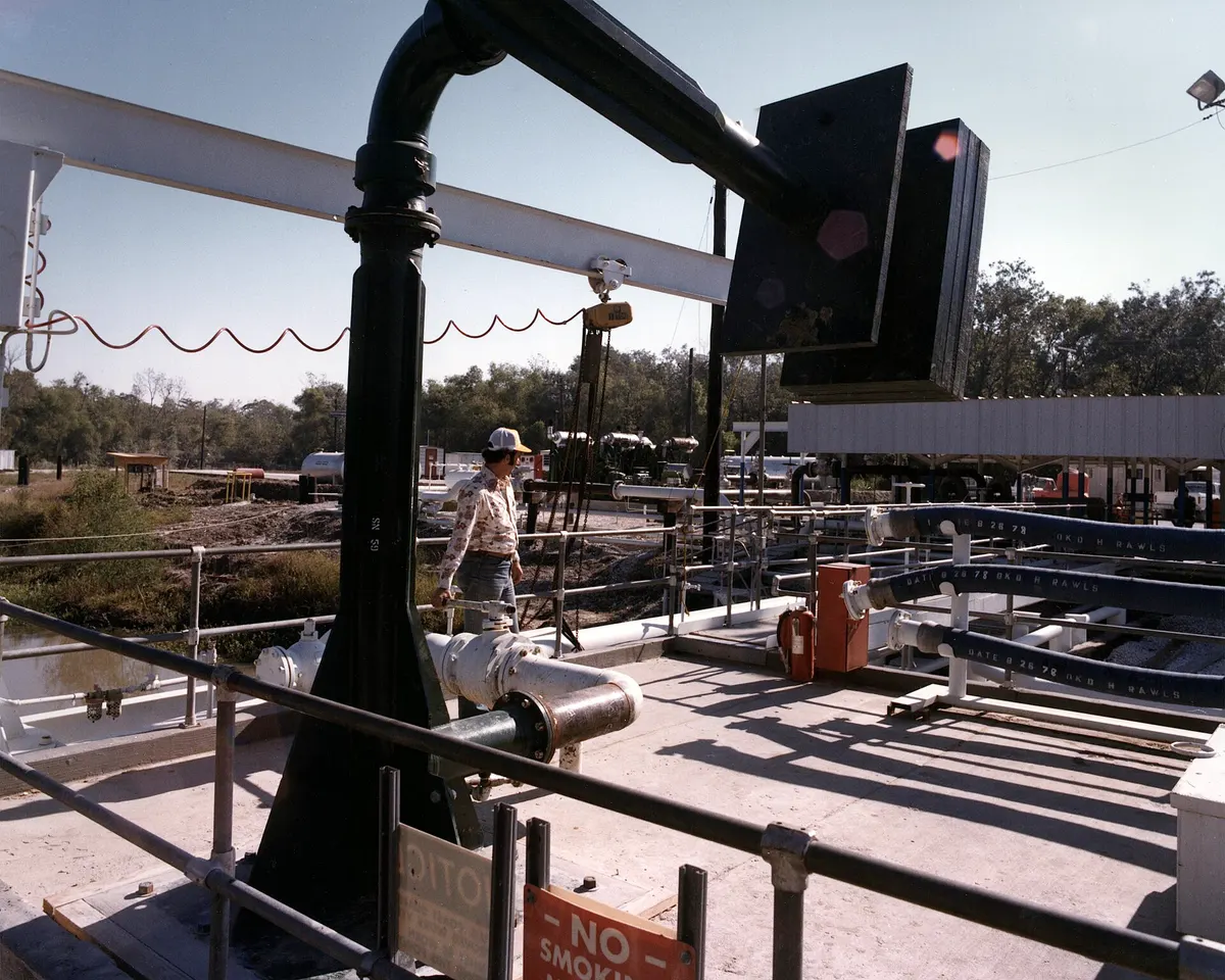 A worker controls the flow of crude oil through a loading arm at a U.S. Strategic Petroleum Reserve terminal (file photo)
