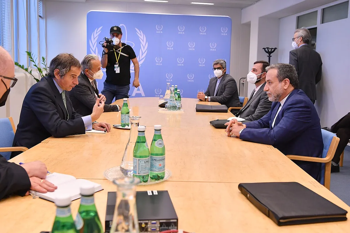 Abbas Araghchi, then Iran's deputy foreign minister (right), meets IAEA Director General Rafael Grossi in Vienna in May 2021 (file photo)